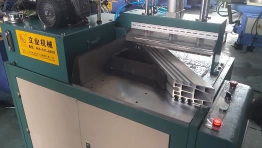 L505 3KW 모터 파워 창문 코너용 알루미늄 톱 절단 기계